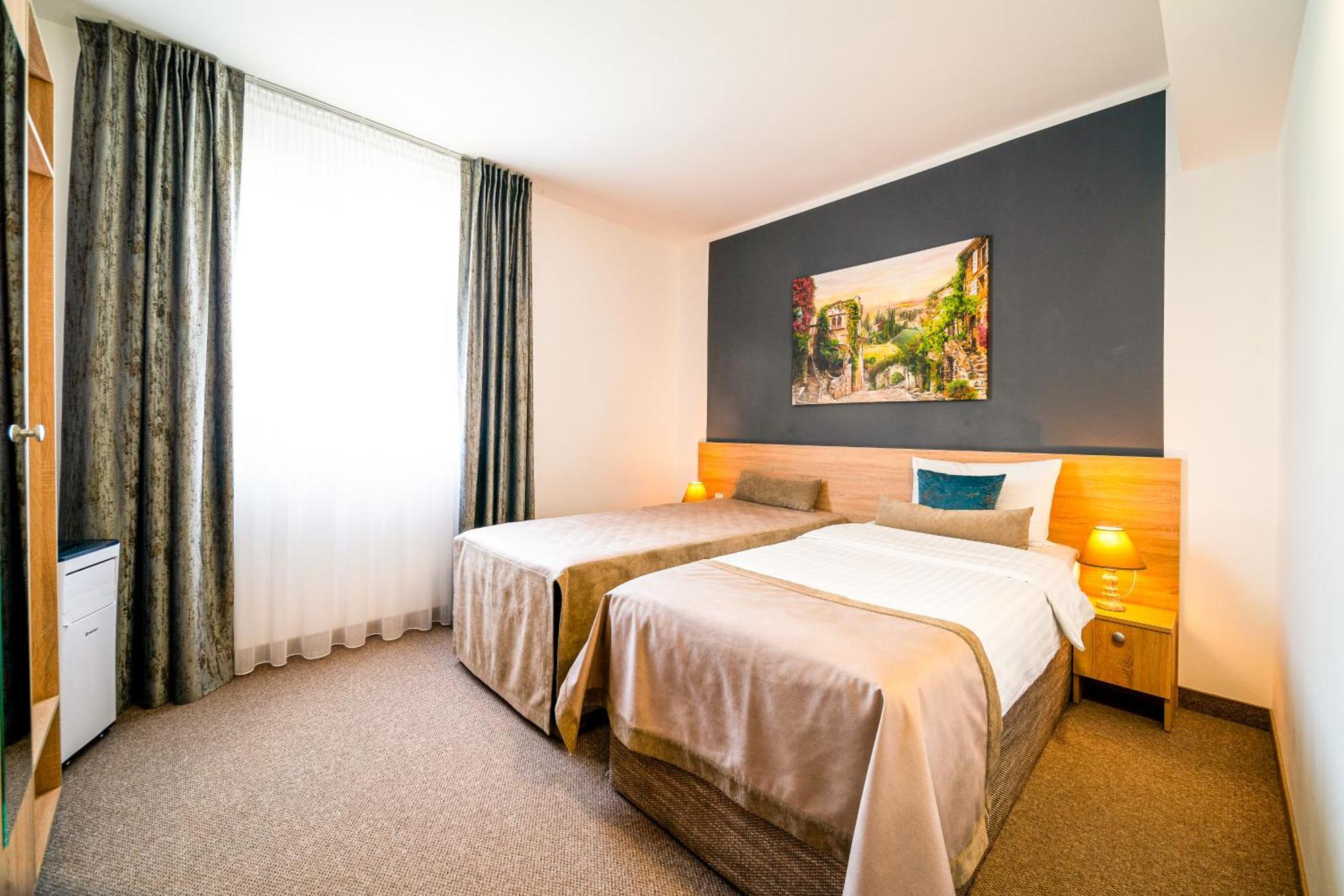 Hotel Rk Ghimbav Bagian luar foto